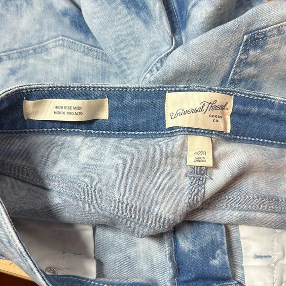 NWOT UNIVERSAL THREAD Womens size 4 High Rise Denim Jean Shorts Blue 4" Ins - Picture 3 of 4